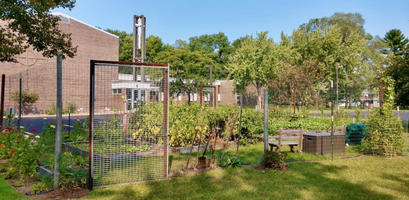 Eau Claire Serene Garden & Trailside Stay
