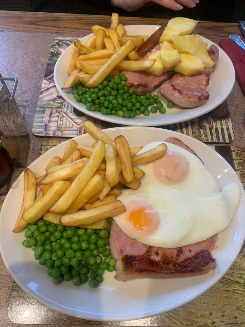 Historic Pub Haven: Homemade Fare & Sports Hub